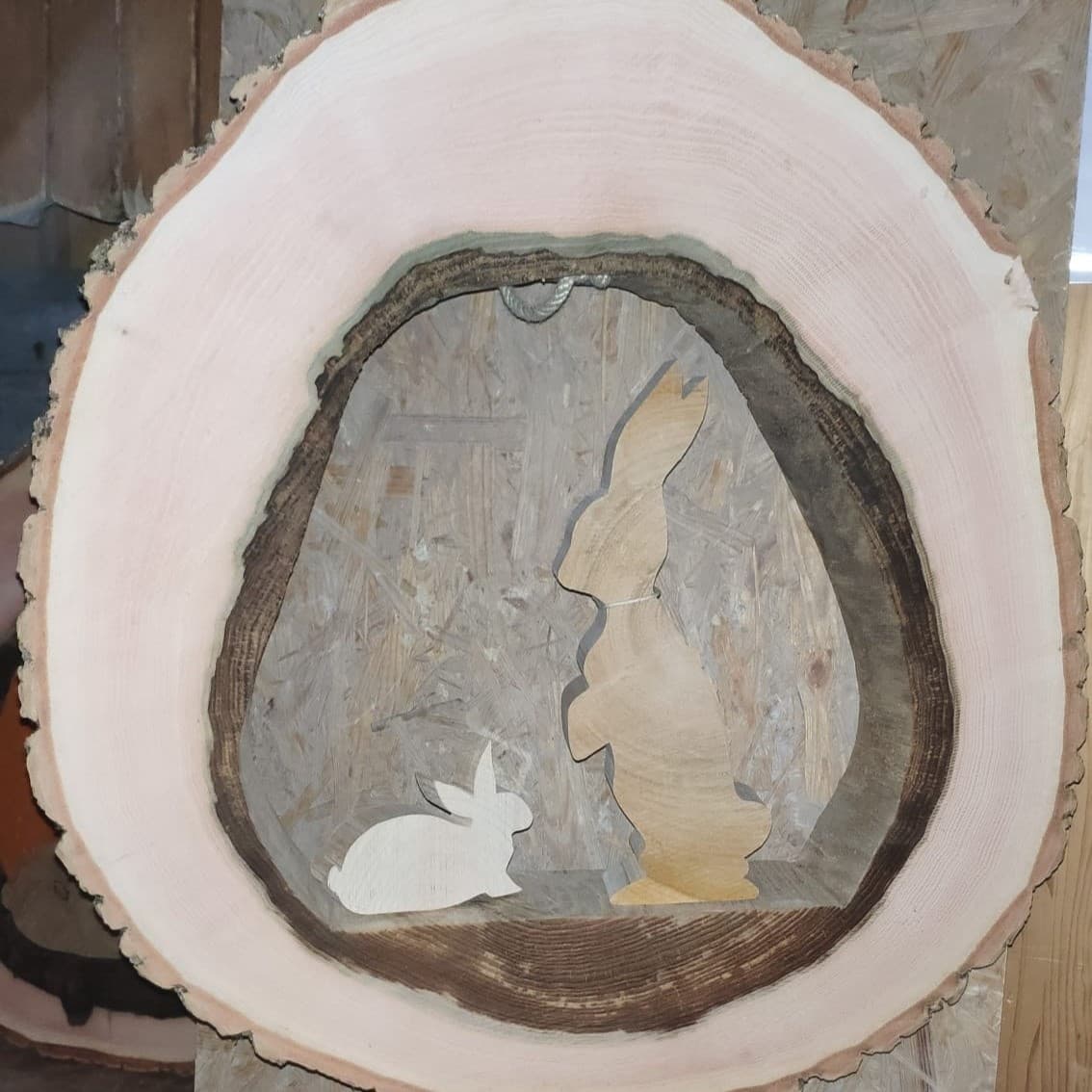 Osterhasen im hohlen Baumstamm