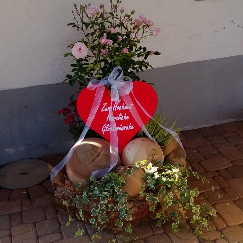 Holzkugeln mit Hochzeitsdeko